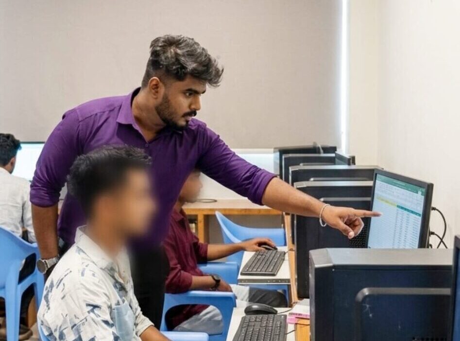 Best Digital Markeitng manager and Trainer in world,india,kerala,palakkad,harisankar pp teaching students digital amrketing leasseons ,